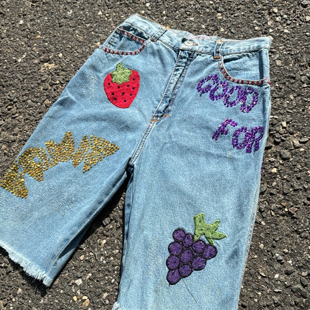 Vintage bedazzled embroidered Jean shorts size 6 fruit Y2K joujou